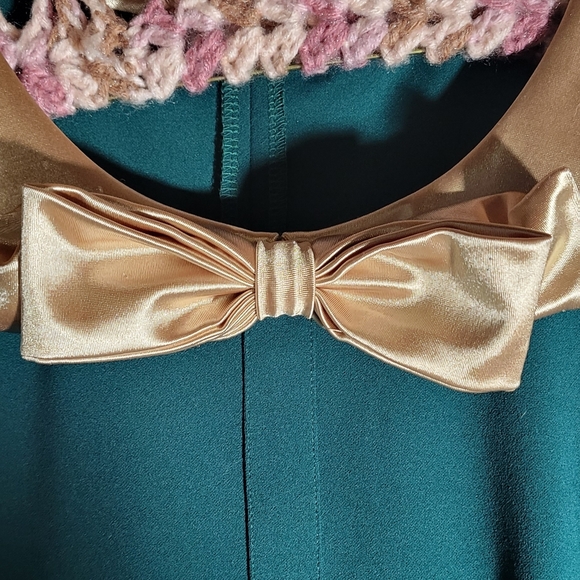 Green Aisize dress with gold bow - Picture 4 of 4